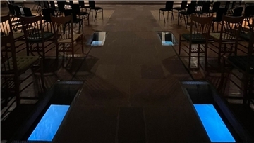 Stimmungsvoll: Große Kirche im Licht der Installation „Luftlinie 380 Meter“.