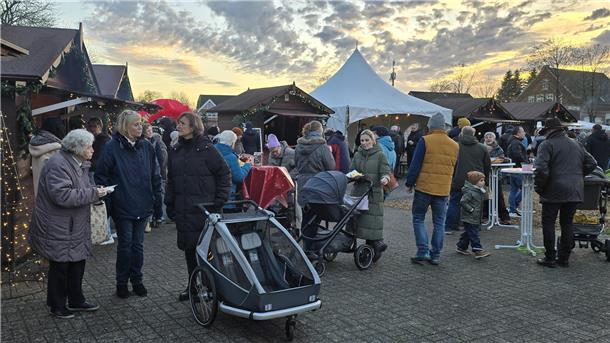 Weihnachtsmarkt in Rodenkirchen vor der untergehenden Sonne