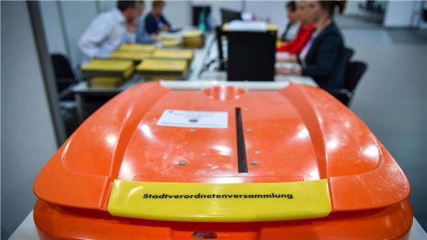 Stimmzettel zur Wahl werden in der Eisarena ausgezählt. 