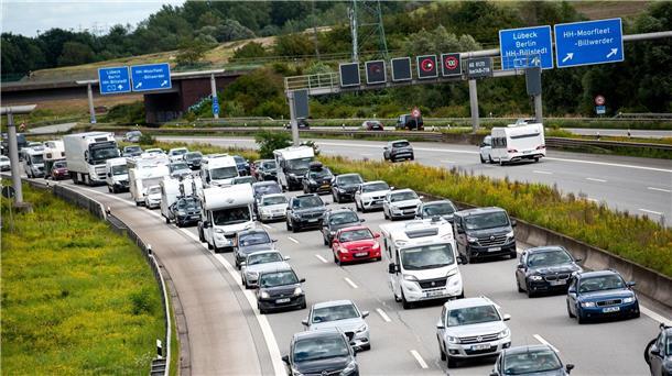 ADAC: Deutlich mehr und länger Staus Stockender Verkehr auf der Autobahn A1 bei Moorfleet im August.
