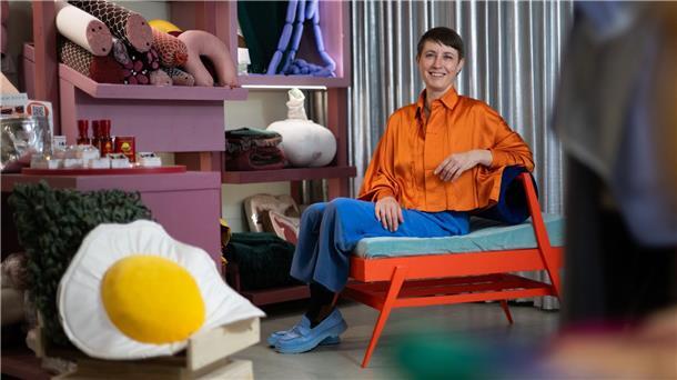 Flausch-Wurst und Cord-Flamme: Kuschelobjekte für Erwachsene Stoff-Objekte mit Schmunzelfaktor und Botschaft: Silvia Wald von Aufschnitt Berlin hat eine flauschige Lebensmittel-Auslage designt.