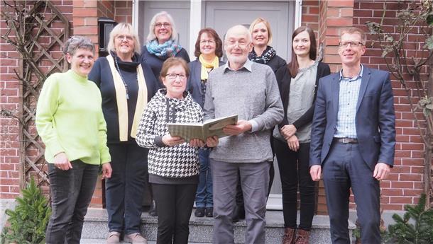 Stolz auf das Krempel-Buch (vorne von links): Heike Gögg, Brigitte und Hartmut Hencken sowie Thorsten Danker, Spar- und Darlehnskassen-Stiftung Neuenwalde; dahinter der Vorstand des Landfrauenvereins Krempel.