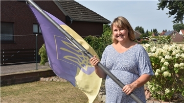 Das Foto zeigt Christina Gerken mit der ukrainischen Flagge in der Hand. 