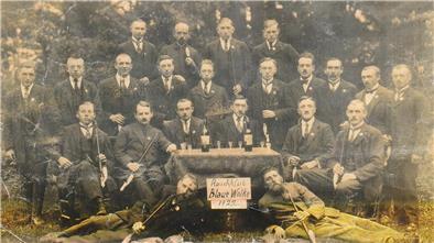 Stolz posieren die 22 Mitglieder des Rauchclub "Blaue Wolke" 1922 vor der Kamera.