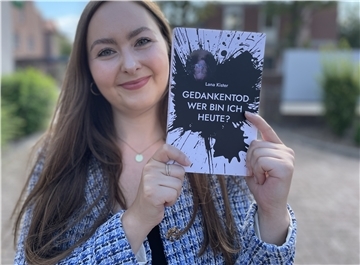 Stolz präsentiert Lana Kister ihren allerersten Roman. Der Krimi ist im Buchhandel und im Internet erhältlich, sowohl als gedrucktes Buch wie auch als E-Book.