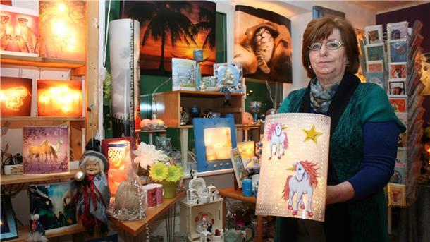 Stolz zeigt Hanna Hühnken einen Teil ihrer Leuchtbilder, die in ihrem Atelier stehen und hängen.