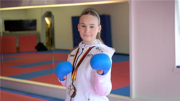 Karateka Melissa Arndt mit Medaillen