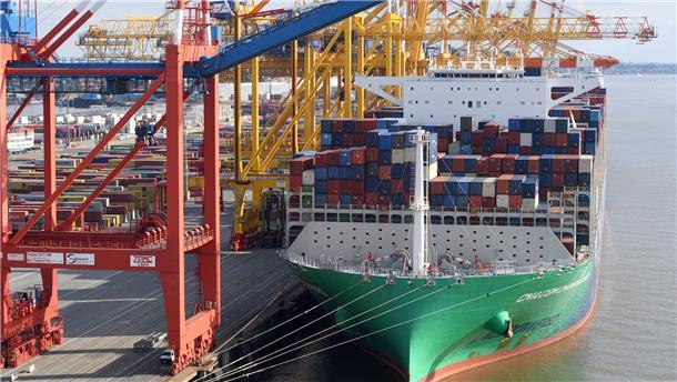 Containerschiff XXL: So sieht es auf der "Champs Elysees" aus Stolze 61 Meter: Auf diesem Motiv kommt die ungewöhnliche Breite der „CMA CGM Champs Elysees“ voll zur Geltung.