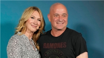 Stolze Eltern: Der Sohn von Steffi Graf und Andre Agassi soll erstmals für die deutsche Baseball-Nationalmannschaft spielen.