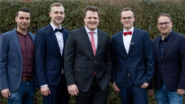 Stolze Gesichter (von links): Junior Dirk Bredehöft rahmt mit Geschäftsführer Michael Bredehöft die drei Vorzeige-Gesellen ein. Justus von der Lieth, Laurenz Menke, Tjark Lohmann haben als Jahrgangsbeste abgeschnitten.
