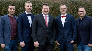 Stolze Gesichter (von links): Junior Dirk Bredehöft rahmt mit Geschäftsführer Michael Bredehöft die drei Vorzeige-Gesellen ein. Justus von der Lieth, Laurenz Menke, Tjark Lohmann haben als Jahrgangsbeste abgeschnitten.