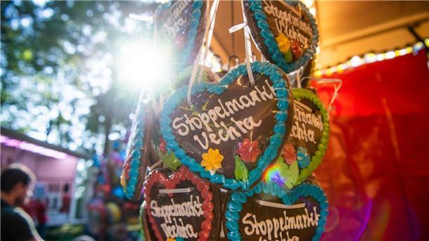 Kanzler Scholz kommt zum Stoppelmarkt „Stoppelmarkt Vechta“ steht auf Lebkuchenherzen an einem Süßigkeitenstand.