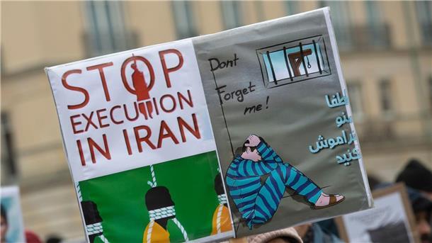 Iran: Weiteres Todesurteil gegen Demonstranten „Stoppt die Hinrichtung in Iran“: Protestaktion gegen das Iran-Regime auf dem Pariser Platz in Berlin.
