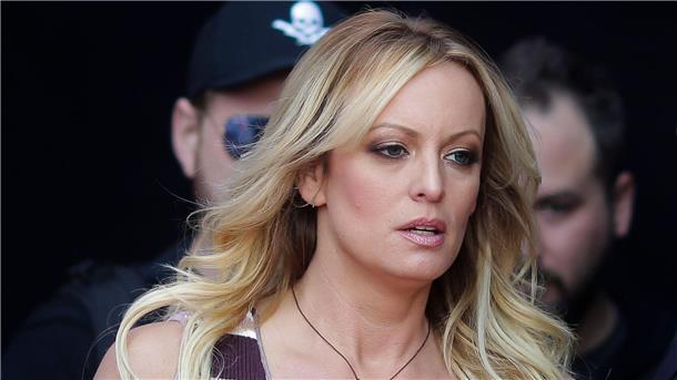 Trump-Anwälte gewinnen Rechtsstreit mit Stormy Daniels Stormy Daniels muss Donald Trump Anwaltskosten erstatten. Das hat ein Berufungsgericht entschieden.