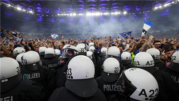 Stoßen immer wieder beim Fußball aufeinander: Polizei und Fußballfans