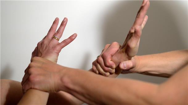 Neue Befragung: Wie sicher fühlen Sie sich? Straftaten, die nicht angezeigt werden, können auch nicht aufgeklärt werden: Wie sicher sich die Menschen in Niedersachsen fühlen, soll die neue Dunkelfeldstudie zeigen - die bald startet. (Symbolbild)