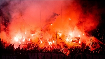 Strafverschärfungen halten laut Rechtsanwalt Lau Fans nicht vom Einsatz von Pyrotechnik ab.