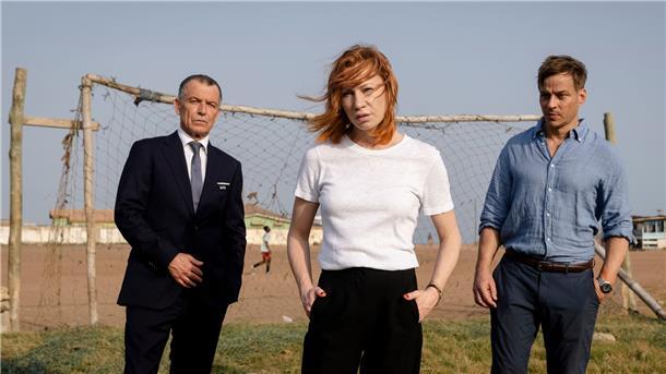 Strafverteidigerin Lea Brandstätter (Birgit Minichmayr) zwischen Jean Leco (Raymond Thiry) und Richard Felgenbauer (Tom Wlaschiha) in einer Szene aus „Das Netz“.