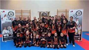 Karateka präsentieren sich mit ihren Medaillen.