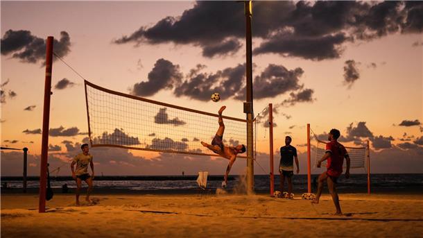 Bilder des Tages Strandbesucher spielen Fußball und Volleyball am Mittelmeer in Tel Aviv.