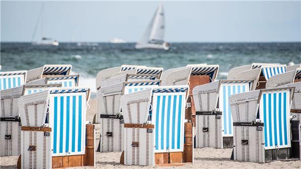 Hoch Olenka bringt schöne Spätsommerwoche Strandkörbe am Ostseestrand von Warnemünde. Die neue Woche beginnt meist sonnig und trocken.
