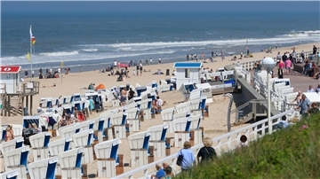 Strandkörbe am Strand von Westerland: Bei Übernachtungen von Reisenden aus dem Inland gab es im April ein deutliches Minus, bei ausländischen Gästen dagegen ein leichtes Plus.