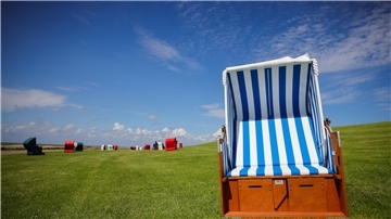 Strandkörbe stehen am Deich von Friedrichskoog-Spitze. Auch wenn die Geschäftslage im norddeutschen Tourismus im Herbst etwas positiver ausfiel als im Frühjahr, sind die Tendenzen insgesamt rückläufig.