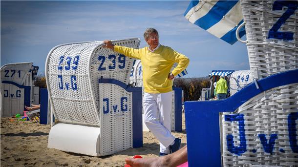 Strandkorbvermieter Jürgen von Glahn am Strand von Duhnen.