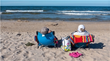 Strandurlauber in Ahlbeck auf der Insel Usedom (Mecklenburg-Vorpommern).