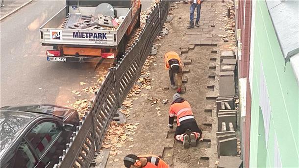 Die Auf-zu-auf-zu-Baustelle: Darf‘s noch ein bisserl Glasfaser-Würstel sein? Straße auf - Straße zu, Straße auf - Straße zu... stadtweit werden derzeit Glasfaser-Kabel in die Bürgersteige versenkt, wie hier in Bremerhaven-Lehe.