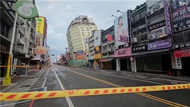 Mehrere starke Erdbeben an Taiwans Ostküste Straßen in Hualien sind abgesperrt, nachdem der Osten von Taiwan von einer Reihe von Erdbeben erschüttert wurde.