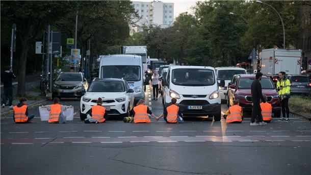 Erneut Straßenblockaden von Klimademonstranten in Berlin Straßenblockade der Letzten Generation auf dem Mehringdamm in Berlin.