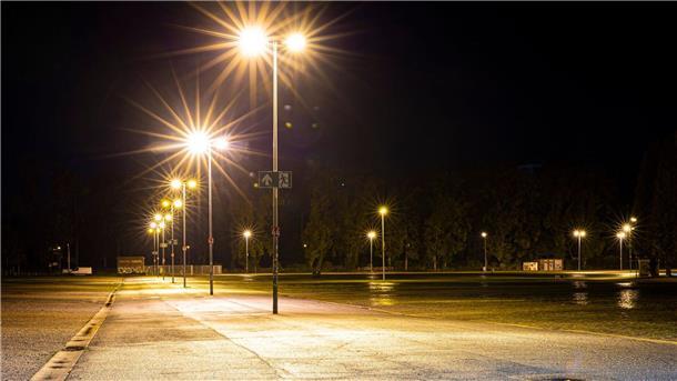 Straßenlaternen leuchten am frühen Morgen auf dem Schützenplatz.