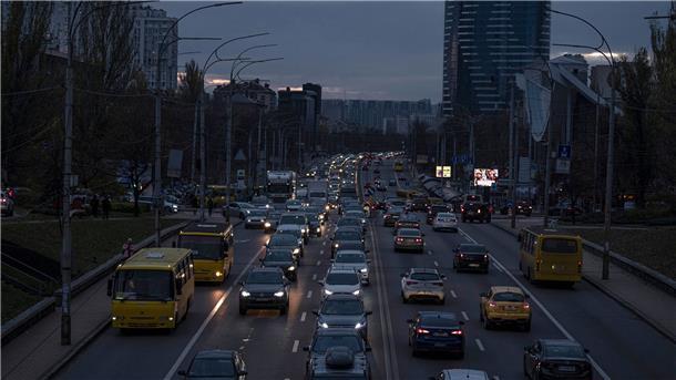 Straßenverkehr während eines Stromausfalls in Kiew.