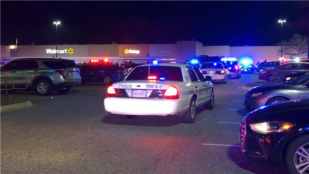 Sieben Tote nach Gewalttat in US-Supermarkt Streifenwagen auf dem Parkplatz des Walmart-Supermarktes.
