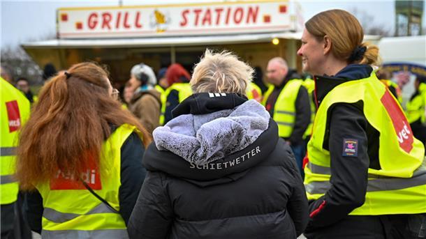 Streik-Kundgebung von Bremerhaven Bus an der Hexenbrücke in Bremerhaven.
