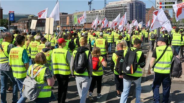 Beschäftigte der Süßwarenindustrie im Warnstreik Streikende in der Süßwarenindustrie ziehen bei einer Demonstration durch die Innenstadt.