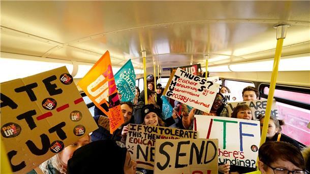 „Winter des Unmuts“: Hunderttausende Briten streiken Streikende Lehrer sind mit einem Bus auf dem Weg ins Zentrum von London.