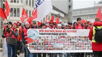 Streikende Mitarbeiter des Windanlagenherstellers Vestas ziehen mit einem Transparent durch die Hamburger Innenstadt (Archivbild).