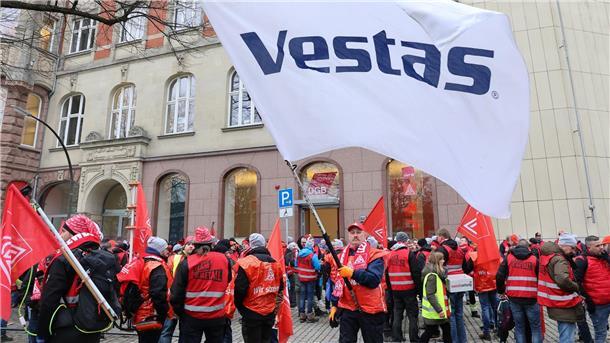 IG Metall: Tarifverträge mit Vestas geschlossen Streikende Mitarbeiter des Windanlagenherstellers Vestas Ende Januar vor dem Gewerkschaftshaus in Hamburg.