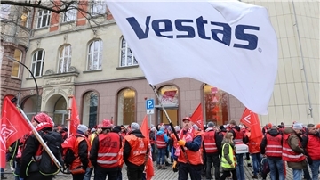 Streikende Mitarbeiter des Windanlagenherstellers Vestas Ende Januar vor dem Gewerkschaftshaus in Hamburg.