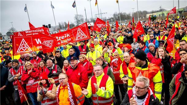 Streikende stehen vor dem Volkswagen-Werk Emden.