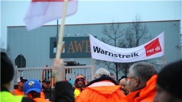 Streikende stehen vor dem Werkstor der AWB Abfallwirtschaftsbetriebe in Köln. Die Gewerkschaft Verdi setzt die Warnstreiks im öffentlichen Dienst in NRW fort.
