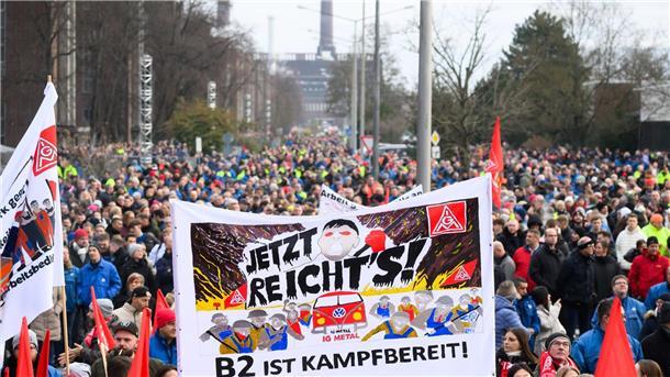 Streikkundgebung auf dem Gelände des VW-Stammwerks in Wolfsburg.