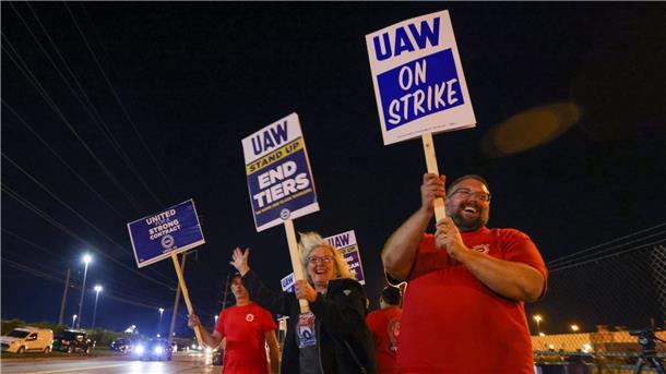 Gewerkschaft UAW startet Streik bei großen US-Autobauern Streikposten neben einer Straße vor dem Stellantis Toledo Assembly Complex in Ohio.