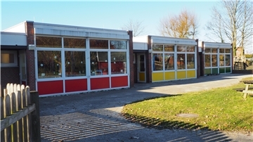 Der Eingang der Kindertagesstätte FAH. Die Sonne wirft ihr Licht auf den Vorplatz.