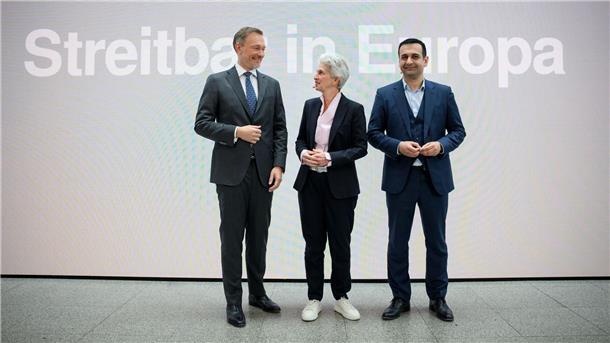 Deutschland als Absteiger? Lindner für „Wirtschaftswende“ „Streitbar in Europa“: Der Parteitag der FDP um Lindner (l-r), Strack-Zimmermann und Djir-Sarai könnte für Zoff in der Ampel-Koalition sorgen.