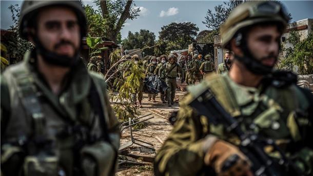 Berichte über Hamas-Gräuel in Israel - Israel bombt massiv Streitkräfte der IDF bergen die Leichen israelischer Bewohner aus einem zerstörten Haus in Kfar Aza.