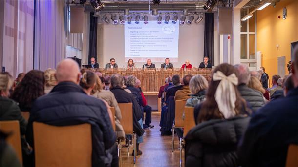 Streitthema Grundwasser: Im voll besetzten Dienstleistungszentrum Grünhöfe wurde heiß diskutiert.