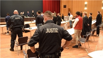 Strenge Kontrolle vor dem Stadeum: Einlass zum Prozess wurde nur einzeln gewährt.